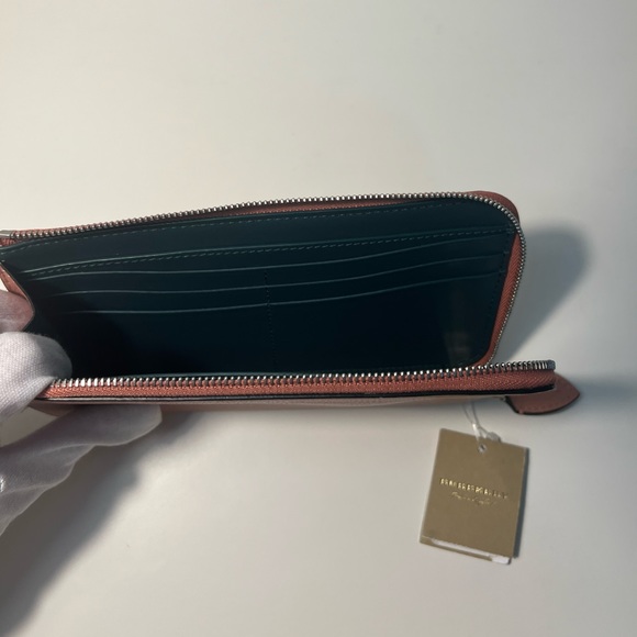 Burberry Marais Abbey Two Tone Leather Zippy Ziparound Wallet Passport Holder - Picture 15 of 16